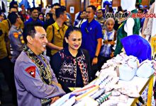 Kapolri meninjau stan UMKM di Bazar Bhayangkari 2025