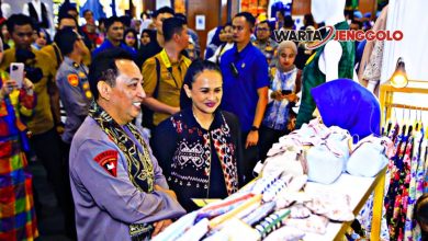 Kapolri meninjau stan UMKM di Bazar Bhayangkari 2025