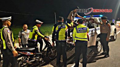 Petugas Polres Lamongan mengamankan motor balap