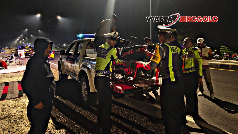 Petugas Polres Lamongan mengamankan motor balap liar dari patroli