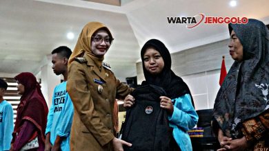 Wali Kota Kediri bersama 18 siswa yang dilepas ke SRMP Kota Batu