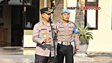 Kapolres Kediri memberikan arahan saat apel pagi di Polsek Plemahan