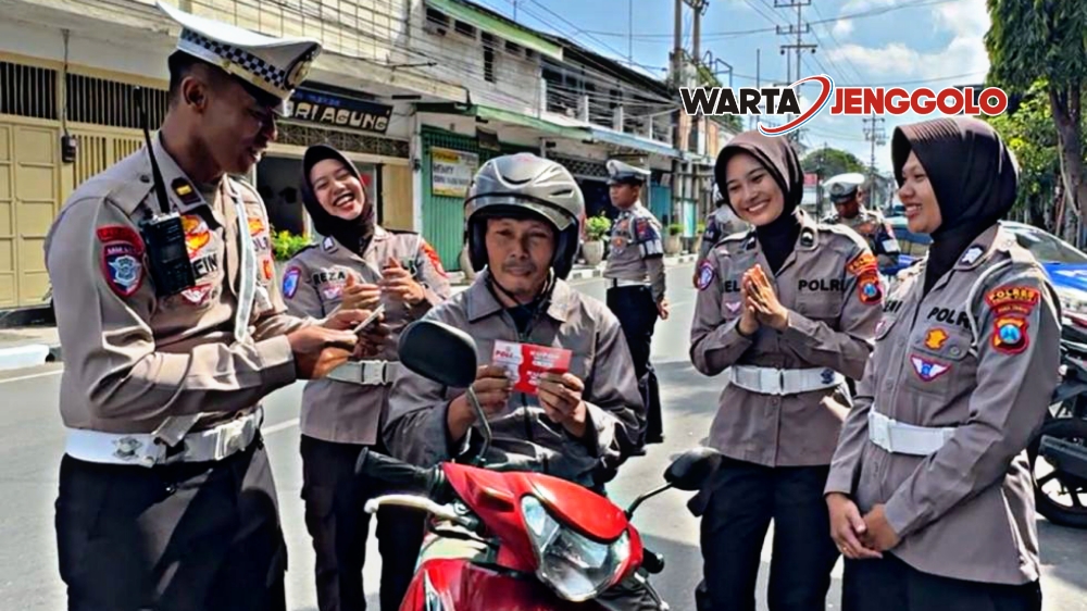 Petugas Satlantas memberikan bingkisan kepada pengendara yang patuh lalu lintas