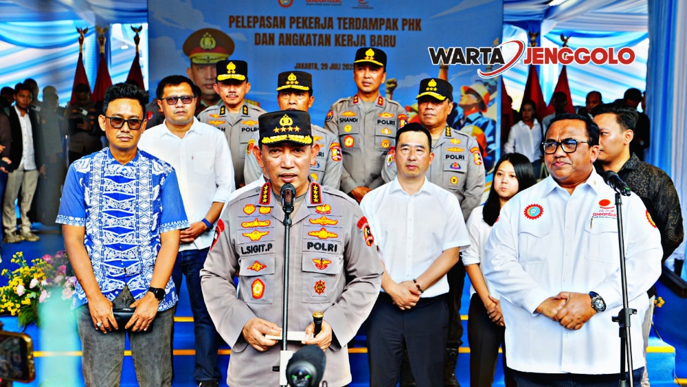 Kapolri memberikan keterangan pers terkait pelepasan buruh terdampak PHK secara simbolis dalam acara pemulihan ekonomi nasional