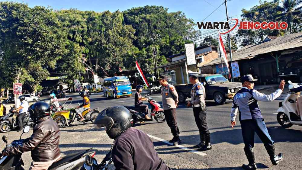 Petugas Polres Bondowoso berjaga di SPBU saat penutupan Jalur Gumitir