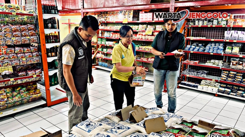 Petugas Polres Ngawi lakukan sidak di pasar untuk pastikan beras aman
