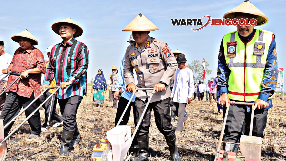 Kapolres Lamongan bersama warga Desa Kedali melakukan penanaman jagung