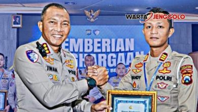 Kasat Lantas Polres Kediri Kota menerima penghargaan dari Dirlantas Polda Jatim