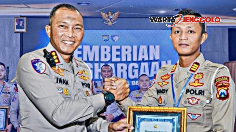 Kasat Lantas Polres Kediri Kota menerima penghargaan dari Dirlantas Polda Jatim