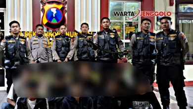 Polisi dari Tim Jogoboyo Surabaya amankan pemuda dan sajam yang hendak digunakan tawuran