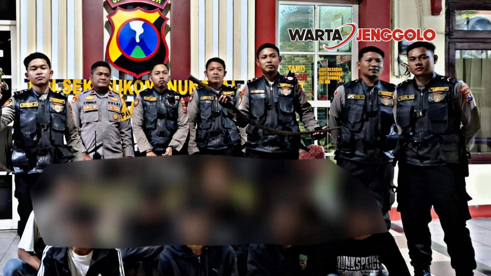 Polisi dari Tim Jogoboyo Surabaya amankan pemuda dan sajam yang hendak digunakan tawuran