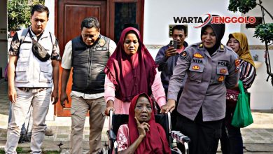 Momen haru ibu dan anak berpelukan saat dijemput dari Griya Lansia oleh Polres Probolinggo