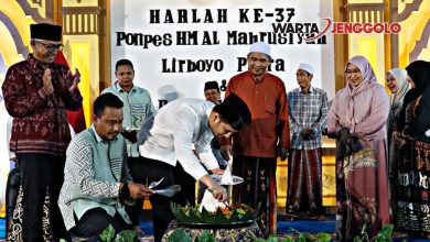 Gus Qowim bersama Wagub Jatim saat meresmikan Aula KH Imam Yahya Mahrus di Ponpes HM Al Mahrusiyah III Ngampel