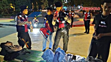 Patroli jalan kaki Sat Samapta Kediri di jembatan bersejarah