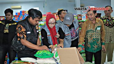 Petugas Polres Ponorogo melakukan pengawasan beras di gudang atau pasar