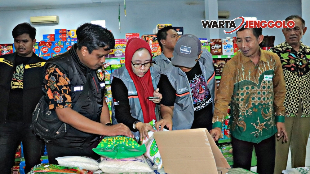 Petugas Polres Ponorogo melakukan pengawasan beras di gudang atau pasar