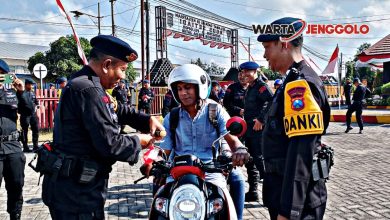Brimob Polda Jatim membagikan bendera merah putih di Pamekasan