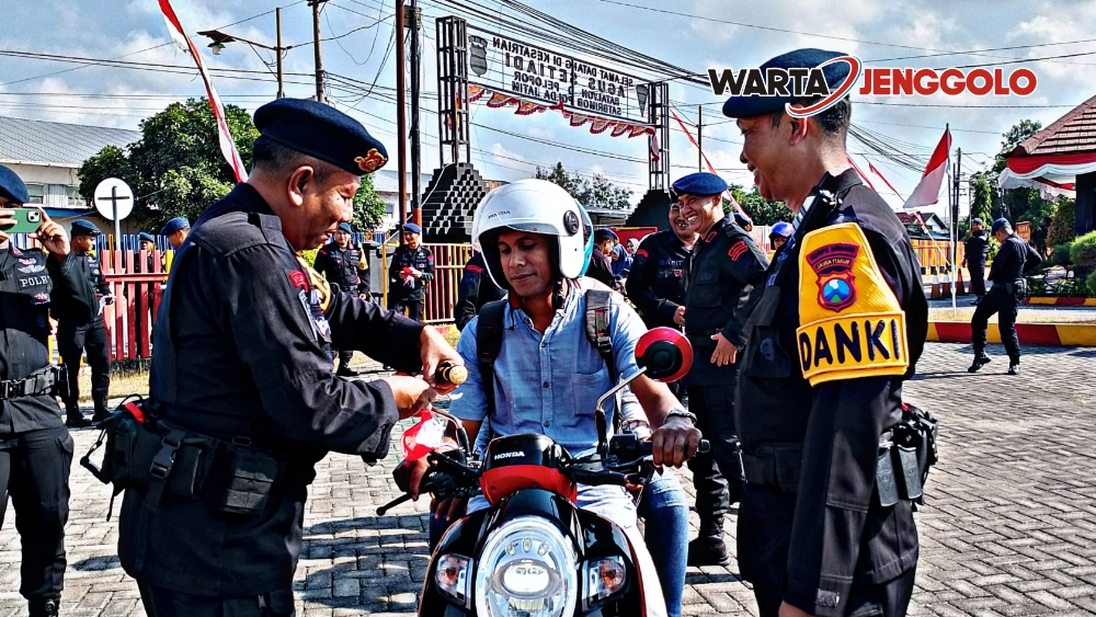 Brimob Polda Jatim membagikan bendera merah putih di Pamekasan