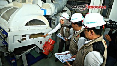 Petugas Satgas Pangan Polri memeriksa proses produksi beras di PT Padi Indonesia Maju