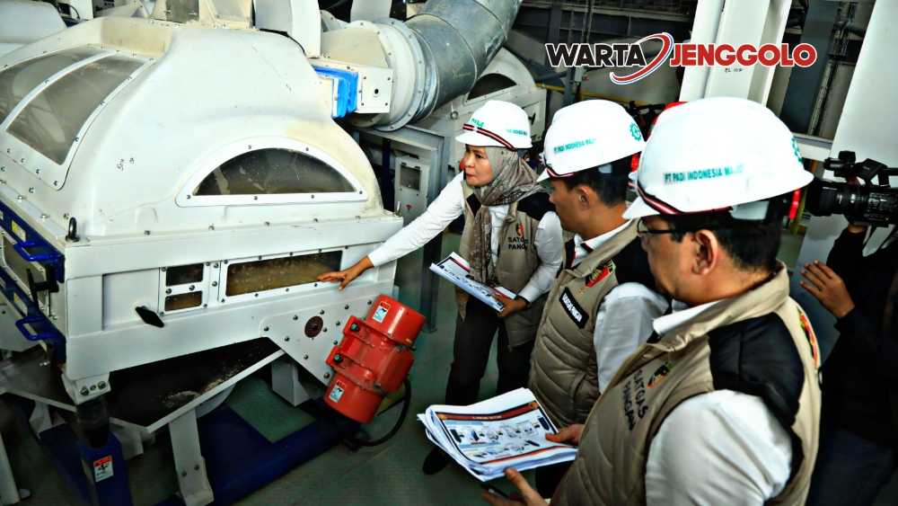 Petugas Satgas Pangan Polri memeriksa proses produksi beras di PT Padi Indonesia Maju