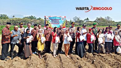 Santri Ponpes Wali Barokah dan anggota Polri bersama tanam jagung dukung kedaulatan pangan nasional