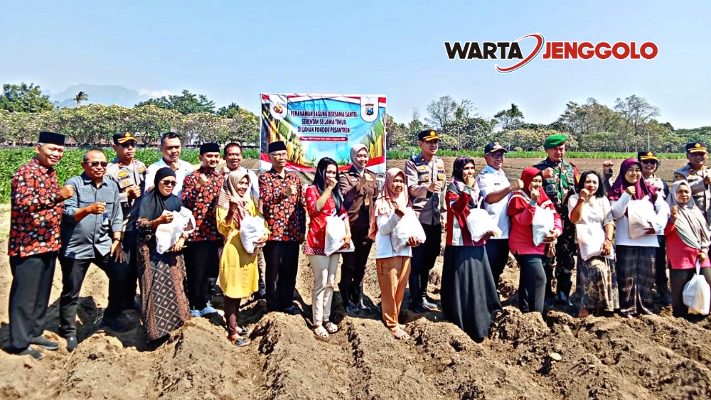 Santri Ponpes Wali Barokah dan anggota Polri bersama tanam jagung dukung kedaulatan pangan nasional