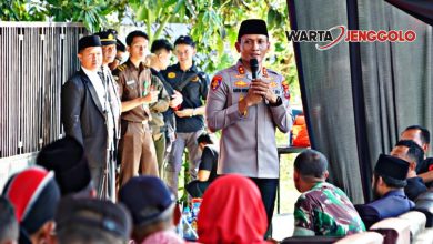 Kapolres Ponorogo bersama santri dan pengasuh pondok pesantren dalam program tanam jagung