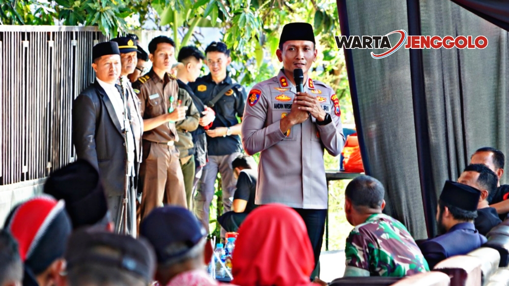 Kapolres Ponorogo bersama santri dan pengasuh pondok pesantren dalam program tanam jagung
