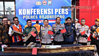 Barang bukti rel kereta api hasil curian yang berhasil diamankan Polres Bojonegoro