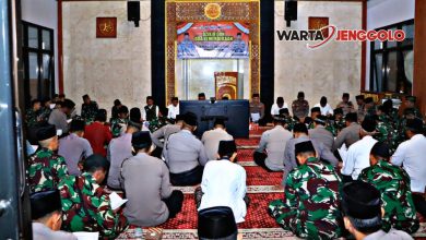 Anggota Polres Ngawi dan masyarakat berdzikir bersama.