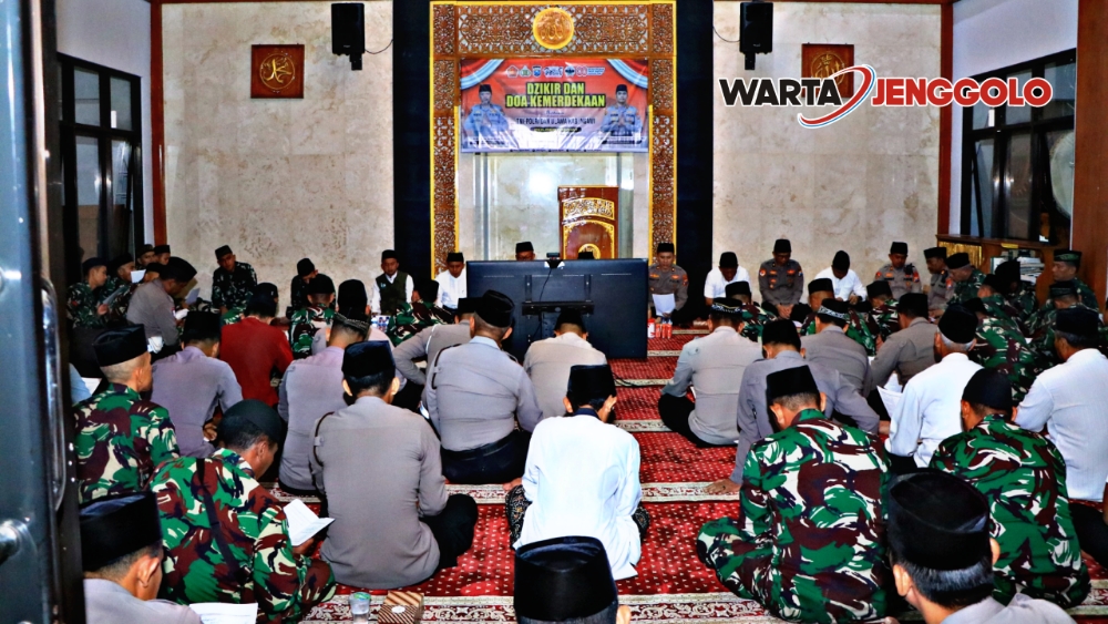 Anggota Polres Ngawi dan masyarakat berdzikir bersama.