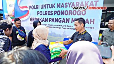 Warga Ponorogo antre membeli beras di pasar murah Polres Ponorogo