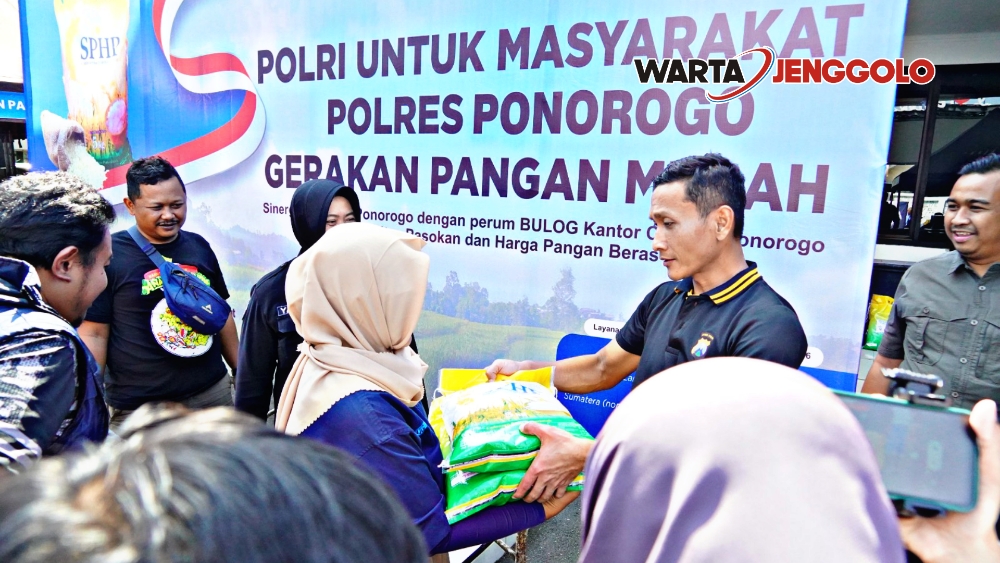 Warga Ponorogo antre membeli beras di pasar murah Polres Ponorogo