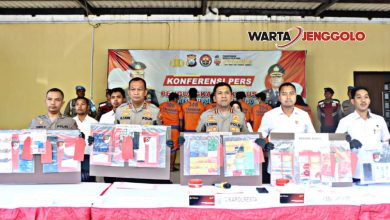 Barang bukti penjualan data pribadi yang diamankan Polresta Sidoarjo