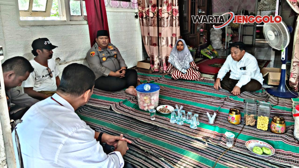 Polres Pasuruan menyerahkan santunan kepada keluarga bocah 7 tahun korban penganiayaan