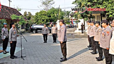 Kapolres Kediri memberikan arahan kepada anggota untuk meningkatkan performa kerja