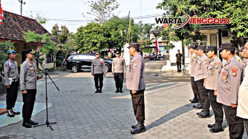 Kapolres Kediri memberikan arahan kepada anggota untuk meningkatkan performa kerja