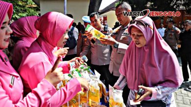 Warga Plemahan antre membeli beras murah saat kegiatan gerakan pangan murah Polres Kediri