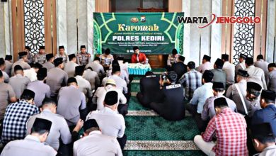 Personel Polres Kediri mengikuti kegiatan Karomah untuk memperkuat moral dan mental