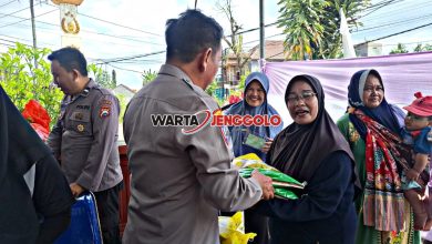 Polisi bagikan beras murah dalam rangka Hari Juang Polri