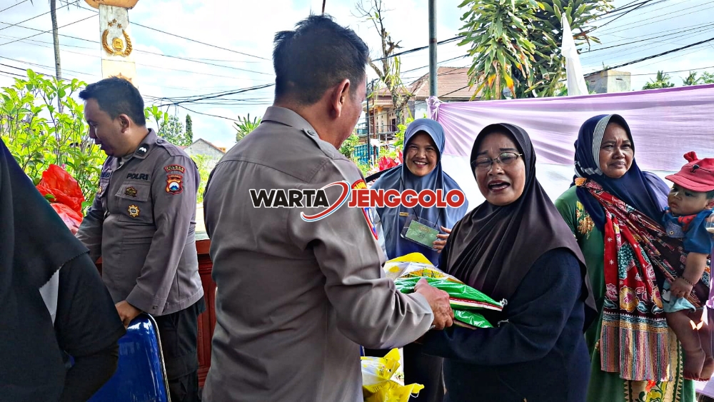 Polisi bagikan beras murah dalam rangka Hari Juang Polri