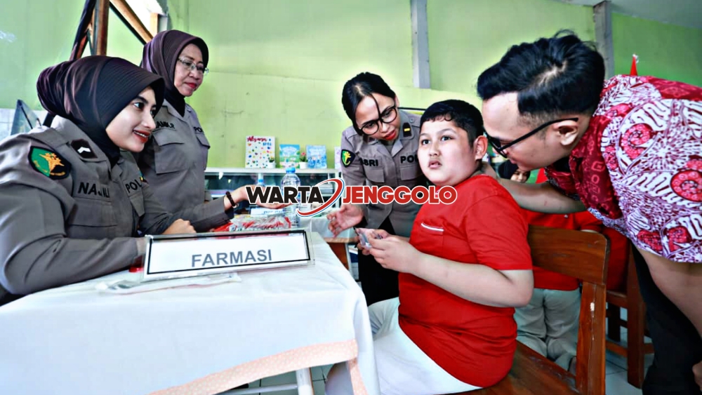 Polwan Polda Jatim bersama anak berkebutuhan khusus