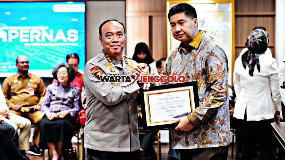 Penyerahan penghargaan Menteri PKP kepada Polri
