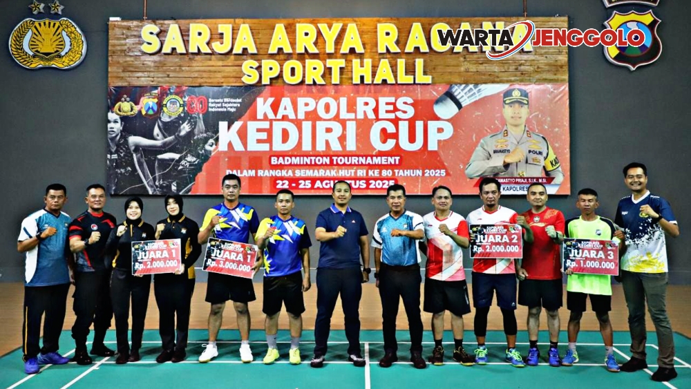 Penyerahan trofi di Final Kapolres Kediri Cup 2025