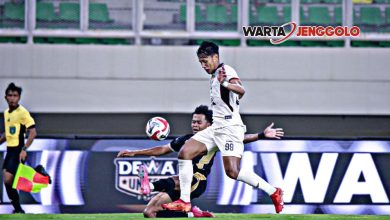 Pemain Persik Kediri saat menghadapi Dewa United