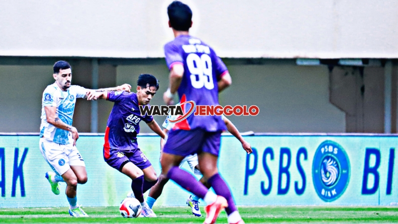 Aksi pemain Persik saat menghadapi PSBS Biak