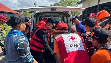 Tim SAR Ditpolairud Polda Bali mengevakuasi korban banjir perempuan di Denpasar