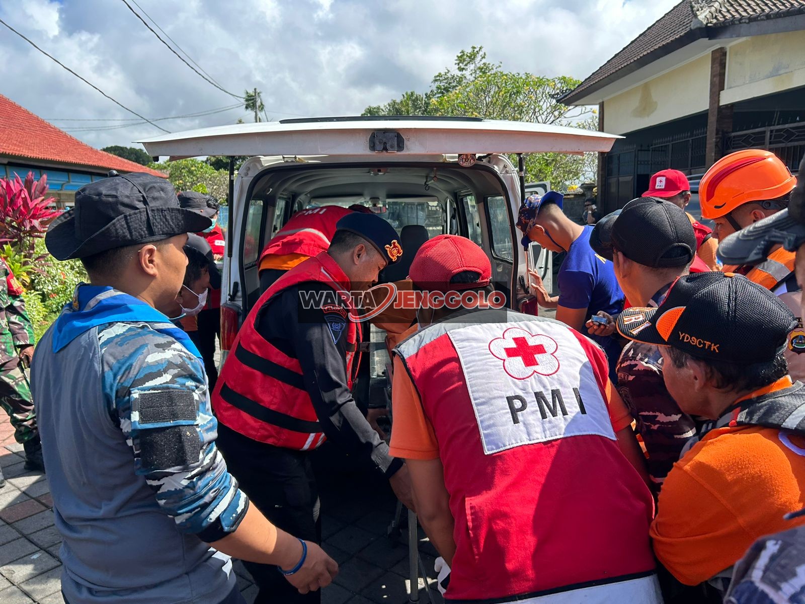 Tim SAR Ditpolairud Polda Bali mengevakuasi korban banjir perempuan di Denpasar
