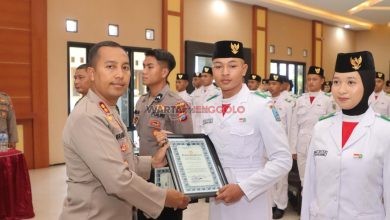 Kapolres Kediri menyerahkan penghargaan kepada anggota Paskibraka