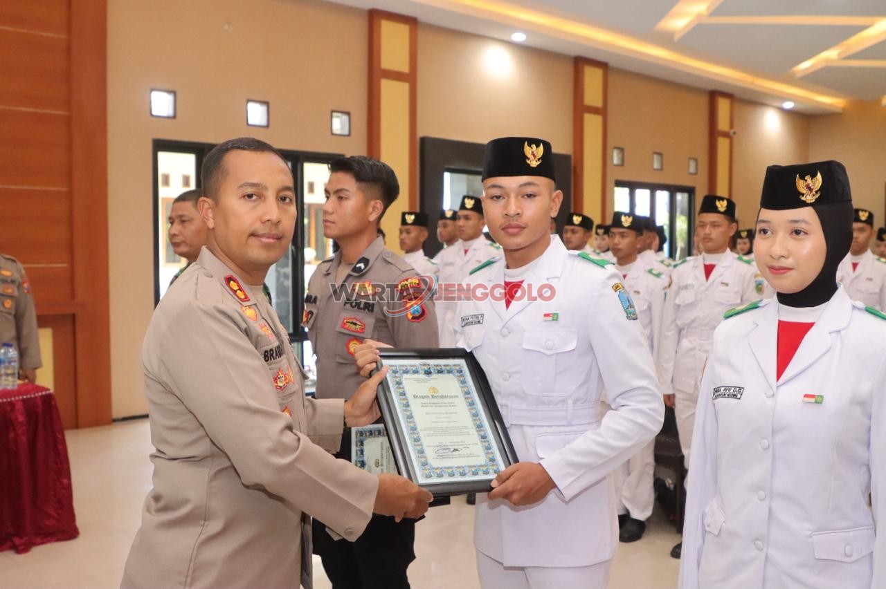Kapolres Kediri menyerahkan penghargaan kepada anggota Paskibraka